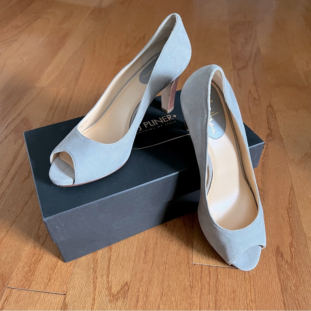 Like NEW Cole Haan grey blue suede Peep toe pumps with Nike air, size 8